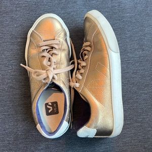 Size 8 veja in bronze. Good condition!